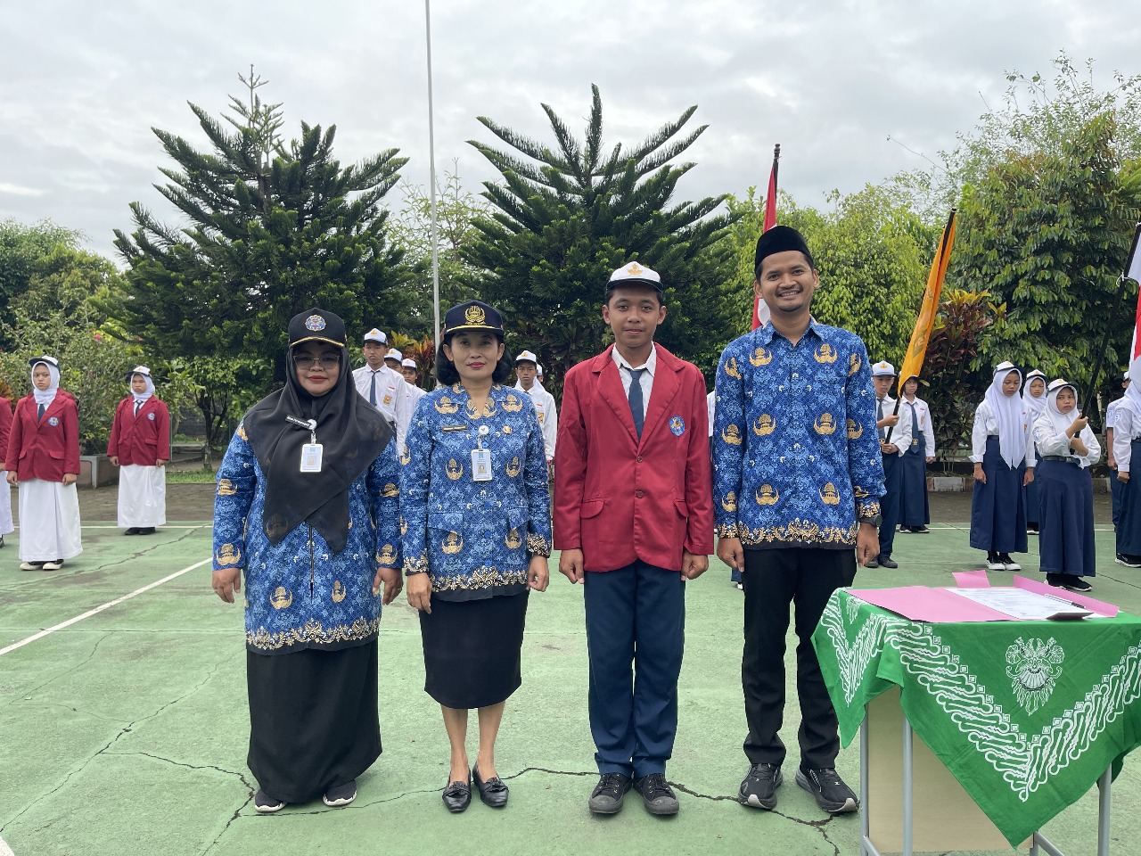 Pelantikan Pengurus OSIS SMPN 4 Tempel Periode 2025/2026 Berlangsung Khidmat pada Upacara Hari Sumpah Pemuda